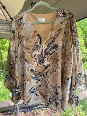 Adrienne Marble-Effect V-Neck Blouse in Tan, Blue, and Cream